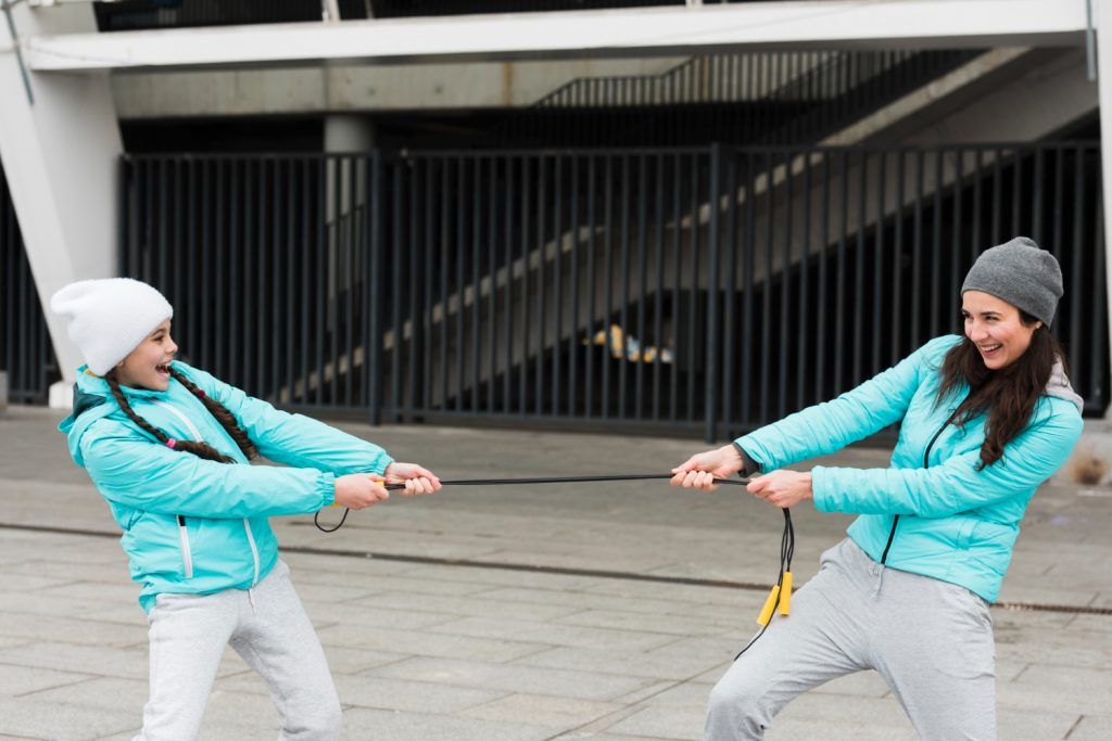 jocuri-de-echipa-copii-iarna-cooperare