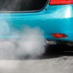 Fum alb la mașină.