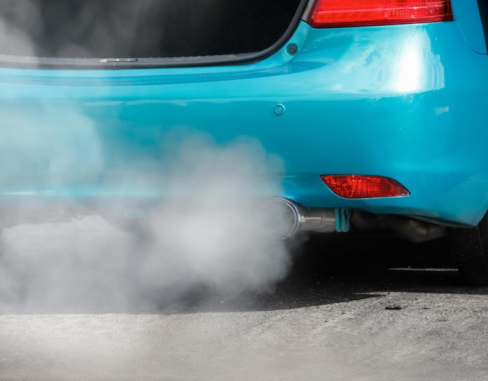 Fum alb la mașină.